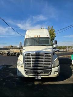 Freightliner Cascadia 125 Salvage Truck