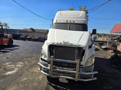 Freightliner Cascadia 125 Salvage Truck