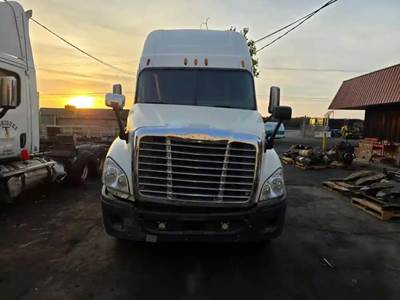 Freightliner Cascadia 125 Salvage Truck
