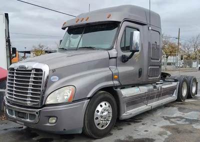 Freightliner Cascadia 125 Salvage Truck
