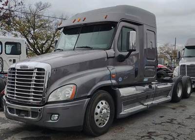 Freightliner Cascadia 125 Salvage Truck