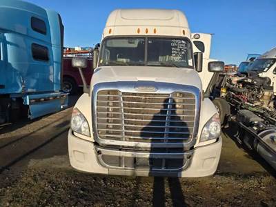 Freightliner Cascadia 125 Salvage Truck