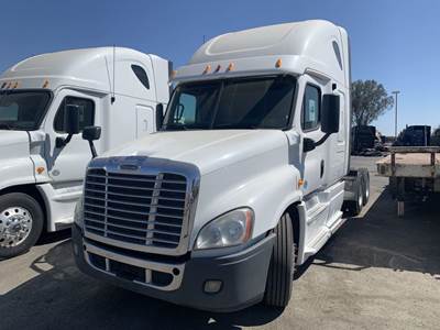 Freightliner Cascadia 125 Salvage Truck