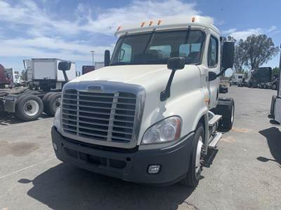 Freightliner Cascadia 125 Salvage Truck