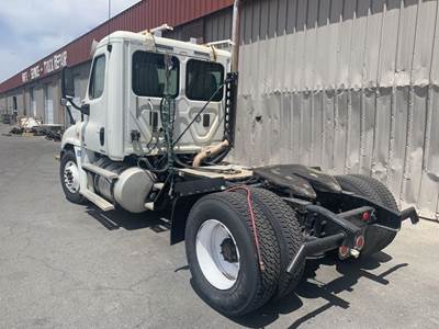 Freightliner Cascadia 125 Salvage Truck