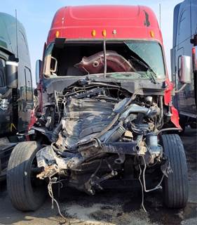 Freightliner Cascadia 125 Salvage Truck
