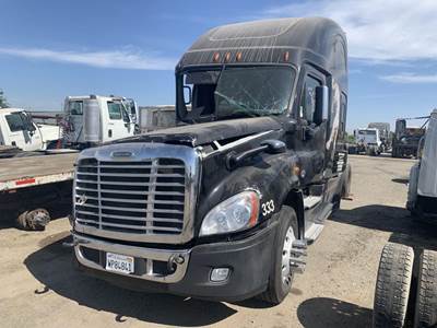 Freightliner Cascadia 125 Salvage Truck