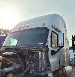 Freightliner Cascadia 125 Salvage Truck