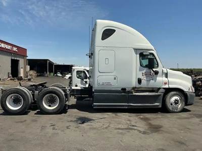 Freightliner Cascadia 125 Salvage Truck
