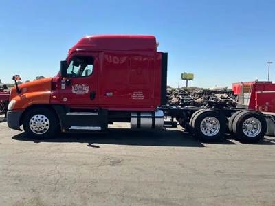 Freightliner Cascadia 125 Salvage Truck