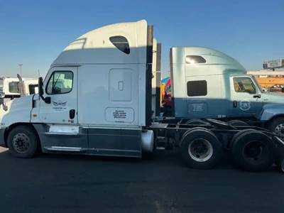Freightliner Cascadia 125 Salvage Truck