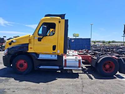 Freightliner Cascadia 125 Salvage Truck