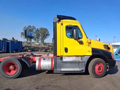 Freightliner Cascadia 125 Salvage Truck