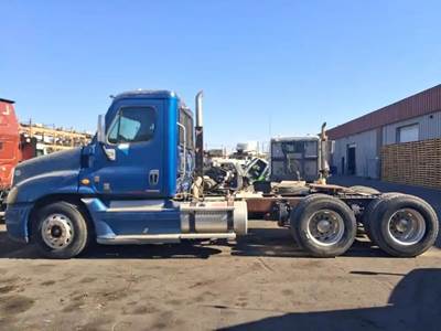 Freightliner Cascadia 125 Salvage Truck