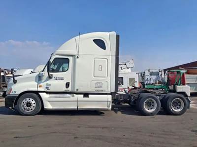 Freightliner Cascadia 125 Salvage Truck