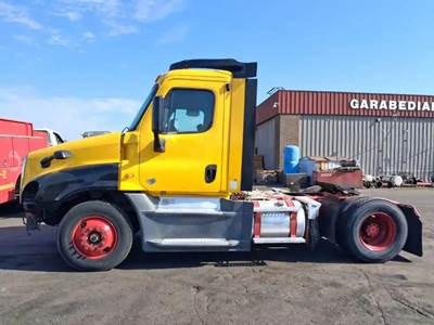 Freightliner Cascadia 125 Salvage Truck