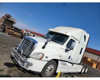 Freightliner Cascadia 125 Salvage Truck