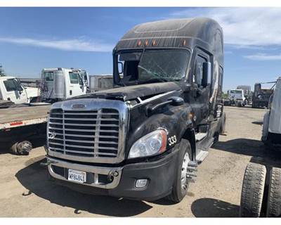 Freightliner Cascadia 125 Salvage Truck