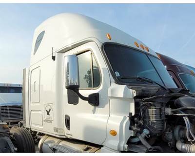 Freightliner Cascadia 125 Salvage Truck
