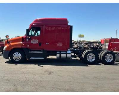 Freightliner Cascadia 125 Salvage Truck