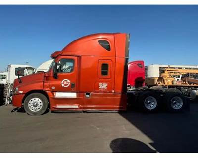 Freightliner Cascadia 125 Salvage Truck