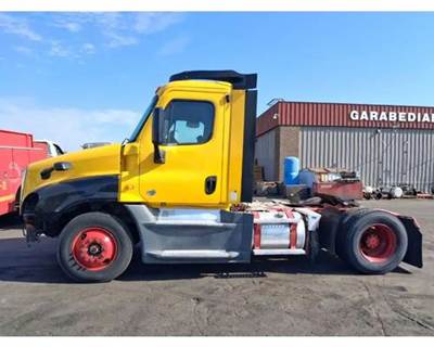 Freightliner Cascadia 125 Salvage Truck