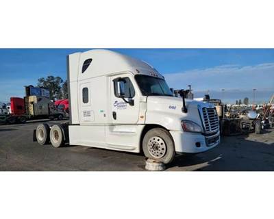 Freightliner Cascadia 125 Salvage Truck