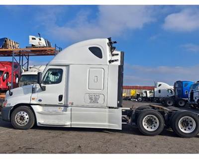 Freightliner Cascadia 125 Salvage Truck