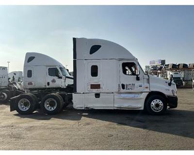 Freightliner Cascadia 125 Salvage Truck