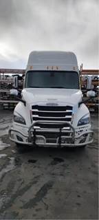 Freightliner Cascadia 126 Salvage Truck