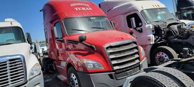 Freightliner Cascadia 126 Salvage Truck