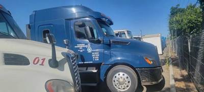 Freightliner Cascadia 126 Salvage Truck