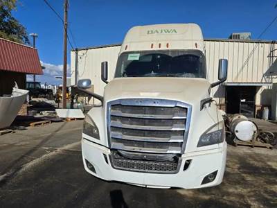 Freightliner Cascadia 126 Salvage Truck