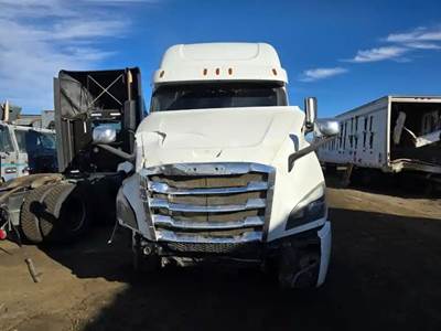 Freightliner Cascadia 126 Salvage Truck