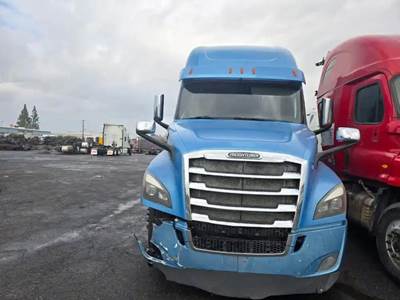 Freightliner Cascadia 126 Salvage Truck