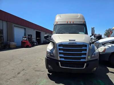 Freightliner Cascadia 126 Salvage Truck
