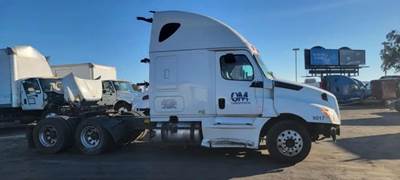 Freightliner Cascadia 126 Salvage Truck