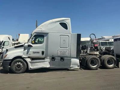 Freightliner Cascadia 126 Salvage Truck