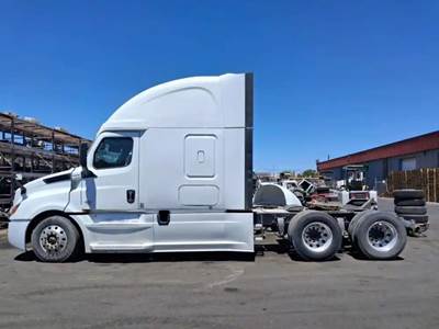 Freightliner Cascadia 126 Salvage Truck