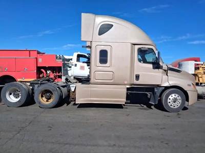 Freightliner Cascadia 126 Salvage Truck