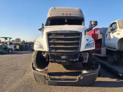 Freightliner Cascadia 126 Salvage Truck