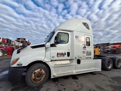 Freightliner Cascadia 126 Salvage Truck