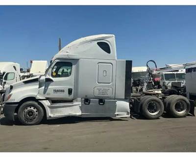 Freightliner Cascadia 126 Salvage Truck