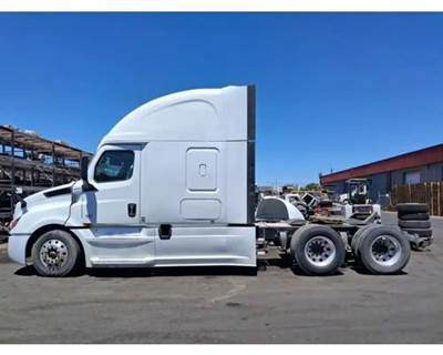 Freightliner Cascadia 126 Salvage Truck