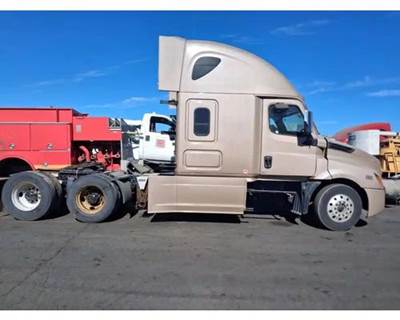 Freightliner Cascadia 126 Salvage Truck