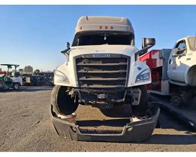 Freightliner Cascadia 126 Salvage Truck