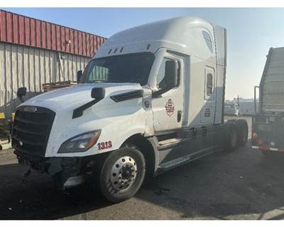 Freightliner Cascadia 126 Salvage Truck