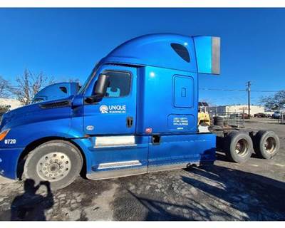 Freightliner Cascadia 126 Salvage Truck