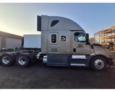 Freightliner Cascadia 126 Salvage Truck