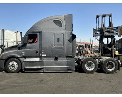 Freightliner Cascadia 126 Salvage Truck